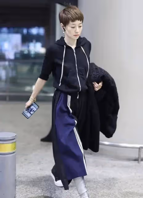 48歲馬伊琍懷抱兩個漂亮女兒度假,網友驚呼:大女兒太像文章!