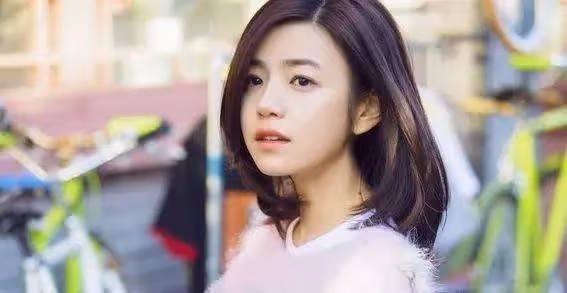 41歲陳妍希穿學生裝被疑懷二胎,小細節曝光她和陳曉真實婚姻狀況?