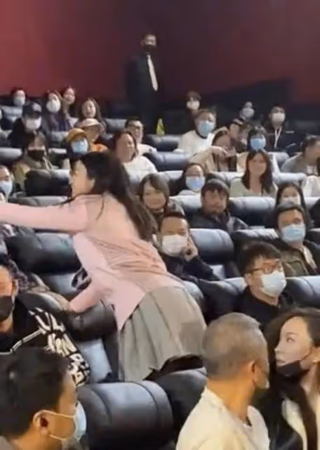 41歲陳妍希穿學生裝被疑懷二胎,小細節曝光她和陳曉真實婚姻狀況?