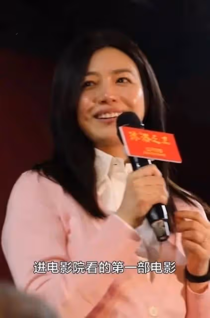 41歲陳妍希穿學生裝被疑懷二胎,小細節曝光她和陳曉真實婚姻狀況?