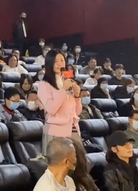 41歲陳妍希穿學生裝被疑懷二胎,小細節曝光她和陳曉真實婚姻狀況?