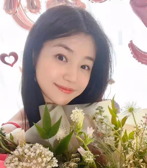 41歲陳妍希穿學生裝被疑懷二胎,小細節曝光她和陳曉真實婚姻狀況?