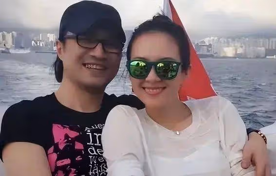 53歲汪峰驚現逆生長?網友笑瘋:這發量比我存款漲得快!