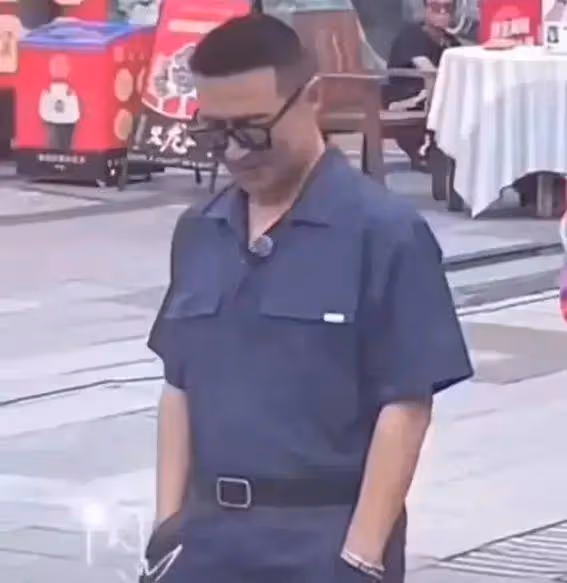 53歲汪峰驚現逆生長?網友笑瘋:這發量比我存款漲得快!
