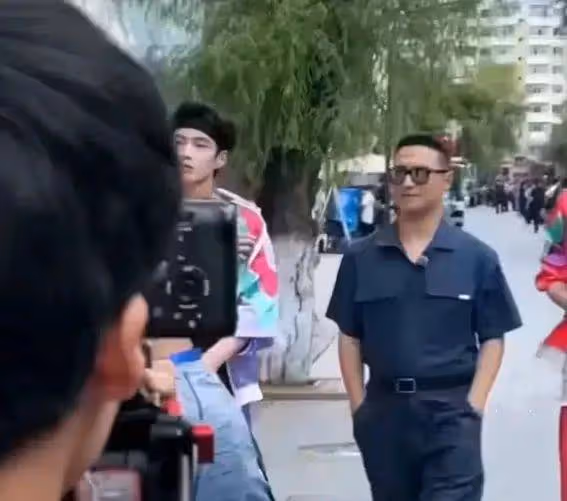 53歲汪峰驚現逆生長?網友笑瘋:這發量比我存款漲得快!