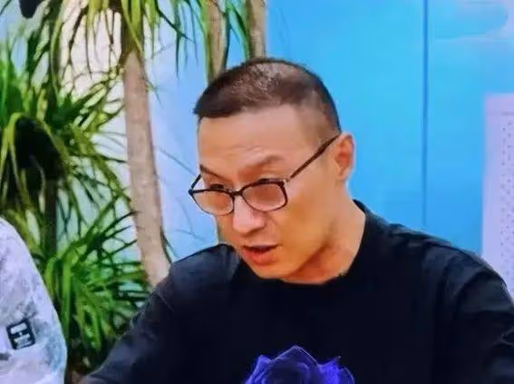 53歲汪峰驚現逆生長？網友笑瘋：這發量比我存款漲得快！
