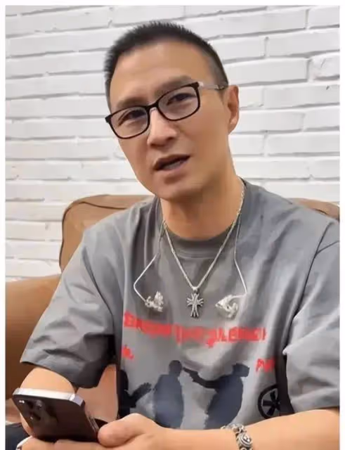 53歲汪峰驚現逆生長？網友笑瘋：這發量比我存款漲得快！