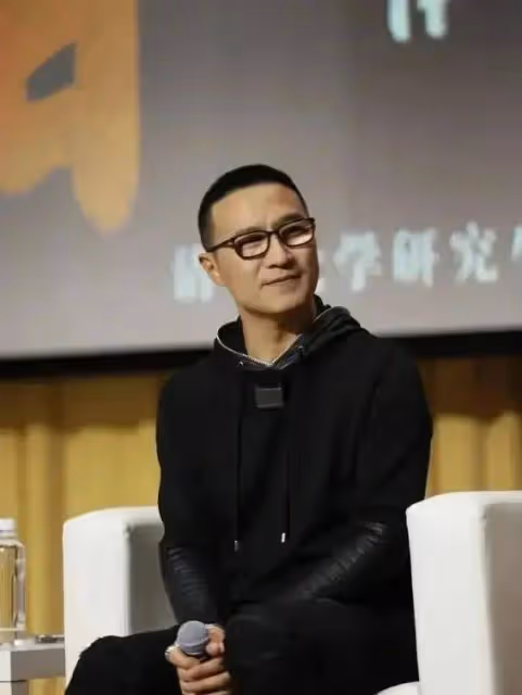 53歲汪峰驚現逆生長？網友笑瘋：這發量比我存款漲得快！