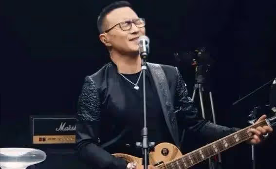 53歲汪峰驚現逆生長？網友笑瘋：這發量比我存款漲得快！