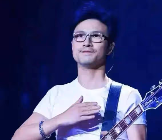 53歲汪峰驚現逆生長？網友笑瘋：這發量比我存款漲得快！
