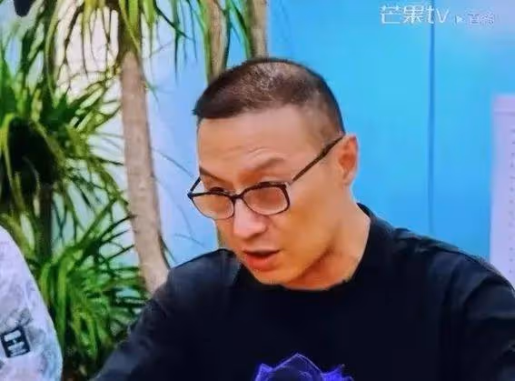 53歲汪峰驚現逆生長？網友笑瘋：這發量比我存款漲得快！