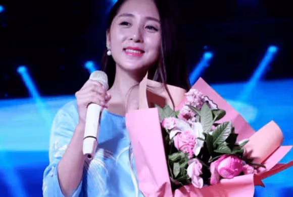 她是雲飛前妻,老公星光大道成名後和她離婚,如今獨自帶女兒生活