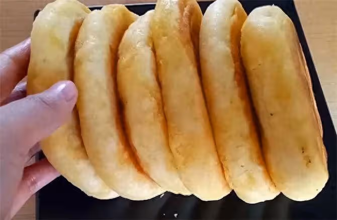 一碗玉米面,2碗白面,不擀麵不揉面,筷子一攪,鬆軟豆沙餅出鍋
