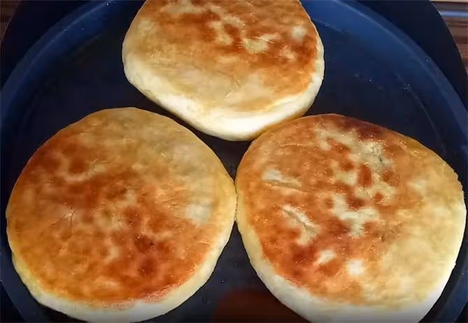 一碗玉米面,2碗白面,不擀麵不揉面,筷子一攪,鬆軟豆沙餅出鍋