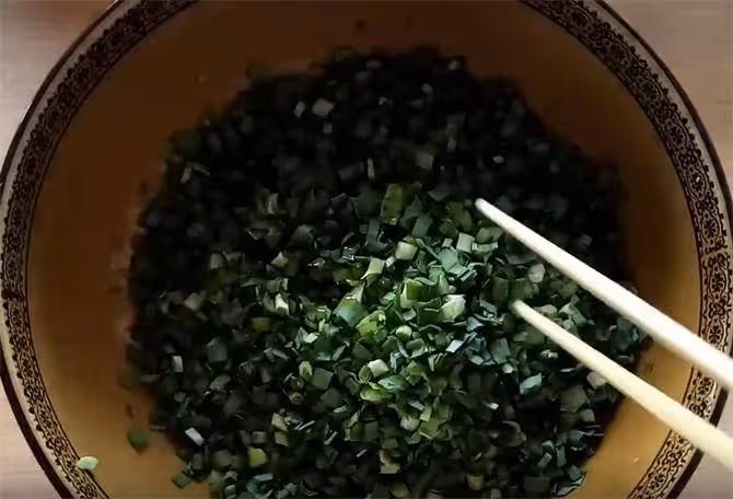 2個土豆,一把韭菜,筷子攪一攪,不揉面,皮薄如紙,做法超簡單