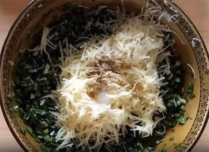 2個土豆,一把韭菜,筷子攪一攪,不揉面,皮薄如紙,做法超簡單