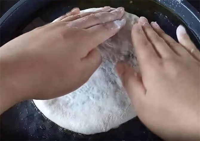 2個土豆,一把韭菜,筷子攪一攪,不揉面,皮薄如紙,做法超簡單
