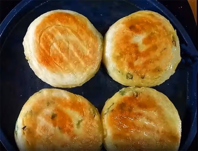 發麵蔥花餅,筷子攪一攪,不揉面,擰一擰,外酥里軟,做法超簡單