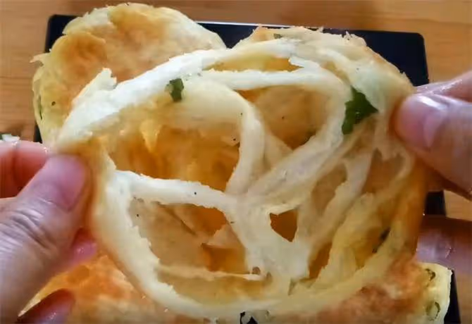 發麵蔥花餅,筷子攪一攪,不揉面,擰一擰,外酥里軟,做法超簡單