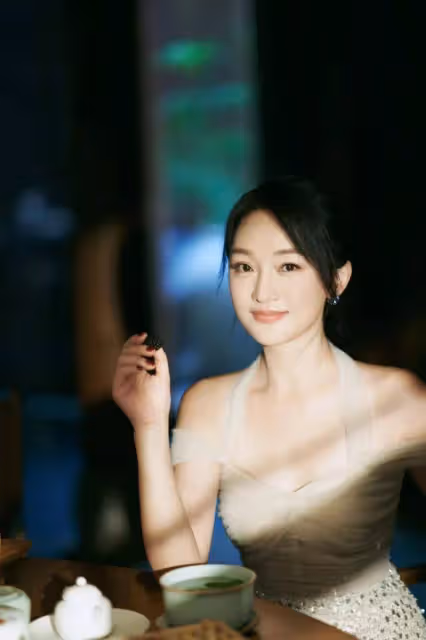50歲周迅曬靚麗寫真露出事業線！膚白貌美性感撩人