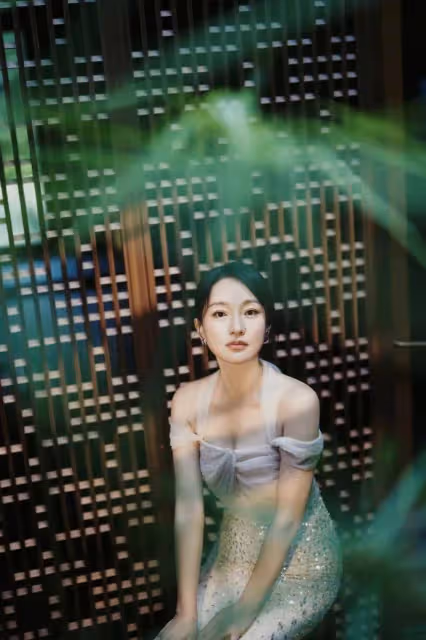 50歲周迅曬靚麗寫真露出事業線！膚白貌美性感撩人