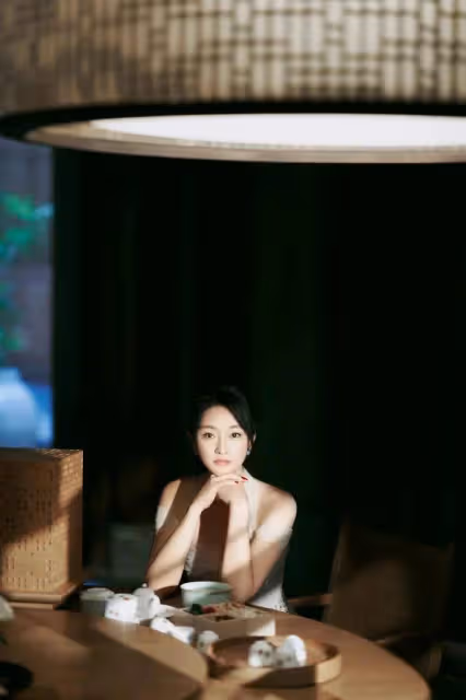 50歲周迅曬靚麗寫真露出事業線！膚白貌美性感撩人