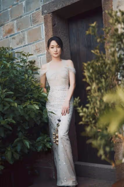 50歲周迅曬靚麗寫真露出事業線！膚白貌美性感撩人