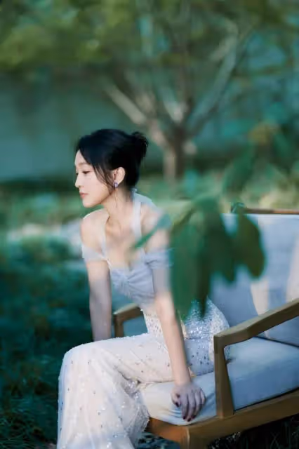 50歲周迅曬靚麗寫真露出事業線！膚白貌美性感撩人