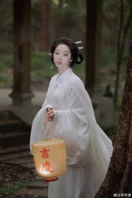 「林黛玉」蔣夢婕內衣外穿走紅毯被罵,她發文回應:隨便說,我很喜歡