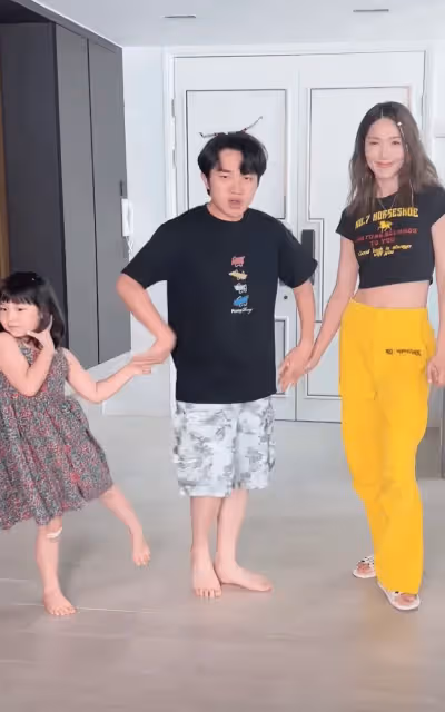 港星王祖藍曬近況!親手為妻女做新疆烤包子,過億豪宅內景曝光