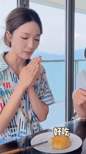 港星王祖藍曬近況!親手為妻女做新疆烤包子,過億豪宅內景曝光