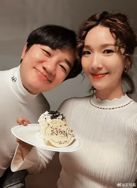 港星王祖藍曬近況!親手為妻女做新疆烤包子,過億豪宅內景曝光