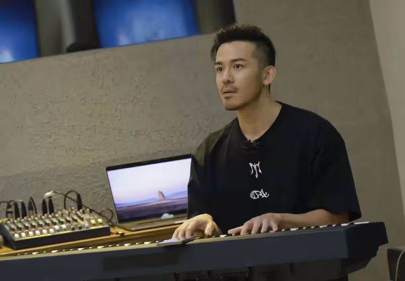 香港知名男星披哥慘遭一輪游,滿身肌肉不油膩,遭調侃像殺豬盤