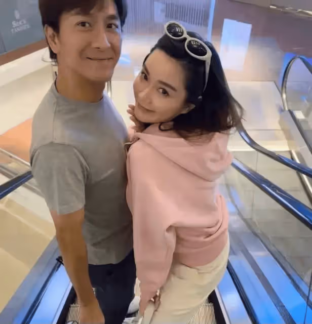 TVB視帝妻子曬甜蜜合照!嘟嘴賣萌像狂熱粉絲,老公全程一表情