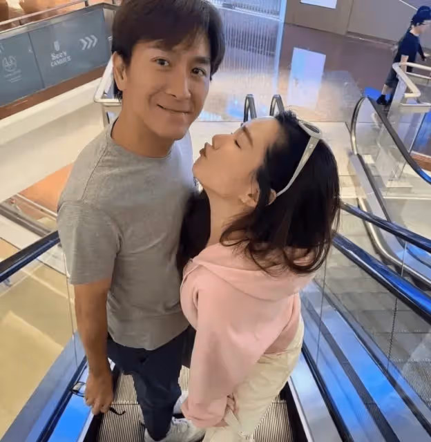 TVB視帝妻子曬甜蜜合照!嘟嘴賣萌像狂熱粉絲,老公全程一表情