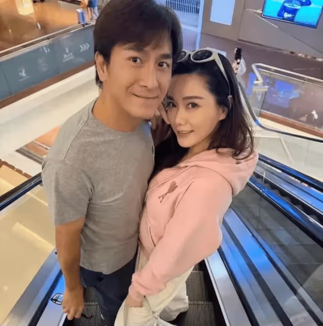 TVB視帝妻子曬甜蜜合照!嘟嘴賣萌像狂熱粉絲,老公全程一表情