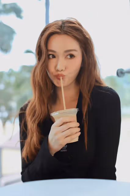 TVB視帝妻子曬甜蜜合照!嘟嘴賣萌像狂熱粉絲,老公全程一表情