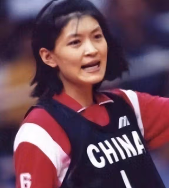 女排叛徒!拋棄隊伍戲耍郎平,投奔美國的她,如今下場真解氣!