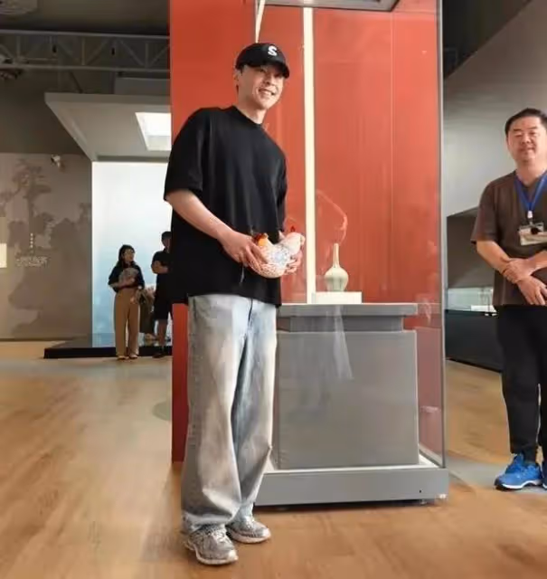 被封殺兩年後,32歲鄧倫近照曝光,模樣大變讓人認不出...
