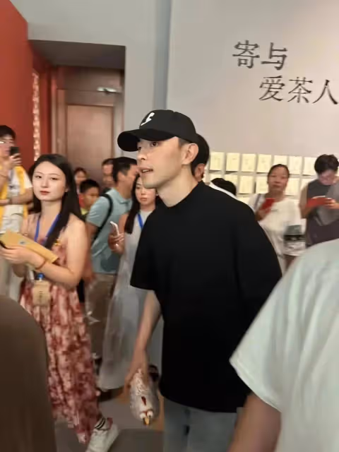 被封殺兩年後,32歲鄧倫近照曝光,模樣大變讓人認不出...