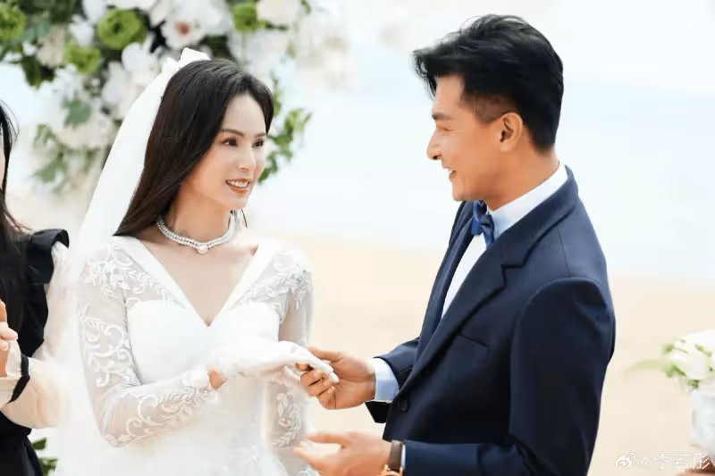 58歲港圈女神李若彤突曬婚照!新郎酷似劉德華,一句話引誤會