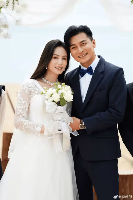 58歲港圈女神李若彤突曬婚照!新郎酷似劉德華,一句話引誤會