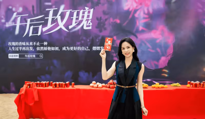 58歲港圈女神李若彤突曬婚照!新郎酷似劉德華,一句話引誤會