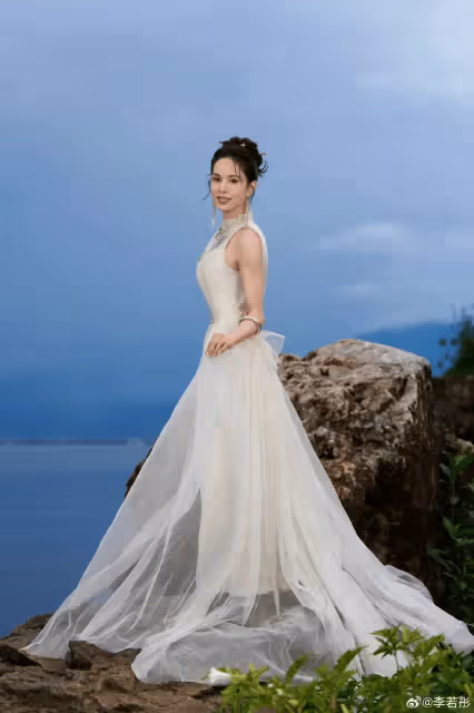 58歲港圈女神李若彤突曬婚照!新郎酷似劉德華,一句話引誤會