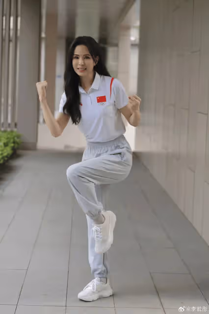 58歲港圈女神李若彤突曬婚照!新郎酷似劉德華,一句話引誤會