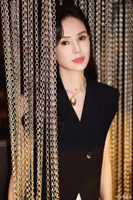58歲港圈女神李若彤突曬婚照!新郎酷似劉德華,一句話引誤會