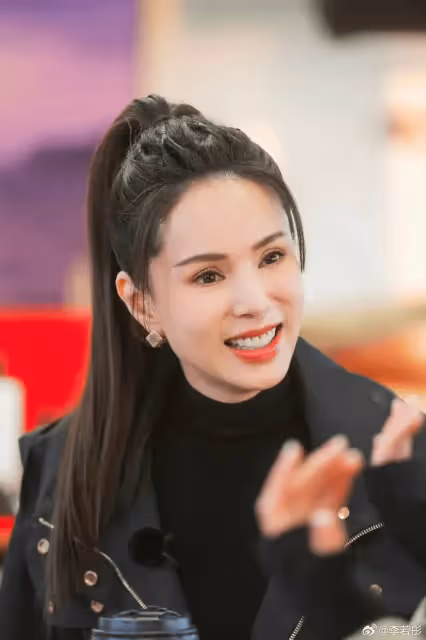 58歲港圈女神李若彤突曬婚照!新郎酷似劉德華,一句話引誤會