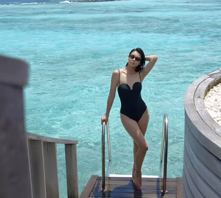 胡杏兒穿三套泳裝度假,豐滿好身材一覽無餘,網友直呼:太美了