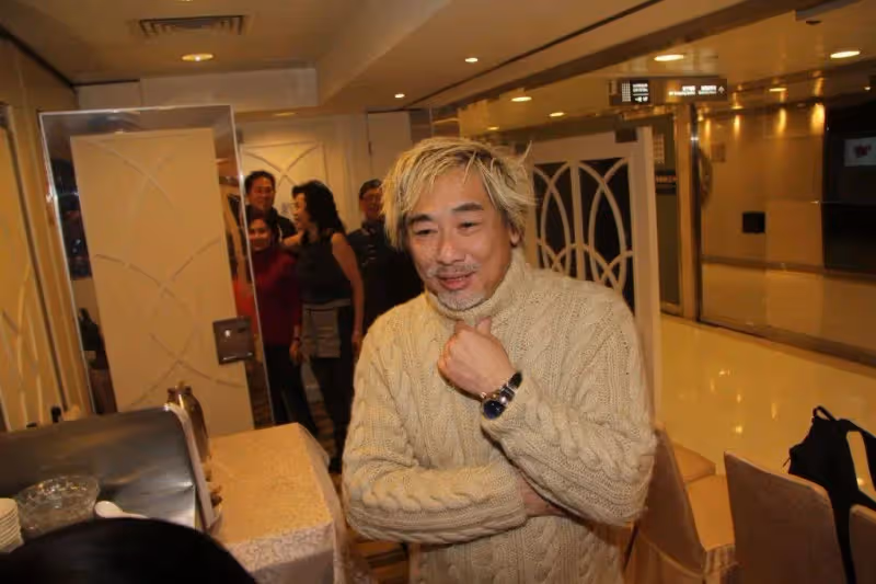 TVB前金牌監製新照滿頭白髮,自曝到內地「水土不服」,前女友是知名花旦