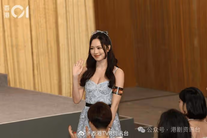 馮盈盈低胸裙滲小性感!為外景著潛水衣包到實解畫